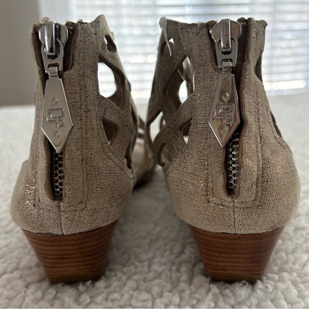DONALD J. PLINER Wedge Strappy Sandals Beige w/metallic finish. Sz 9. Back Zip. - Picture 4 of 12